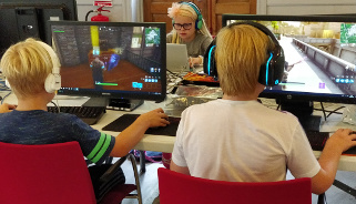 To Fortnite-spillere til hyggegaming hos A’GamerZ. Foto: Claus Agerskov.